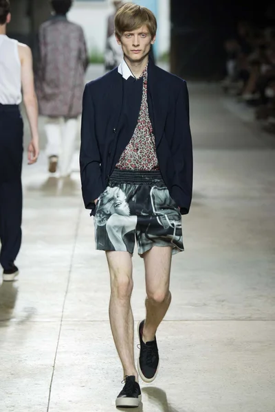 Look 3